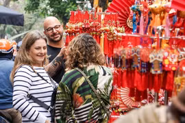 Bullicioso mercado de flores de Hang Luoc en días previos del Tet