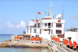 Bandera nacional ondea en Truong Sa