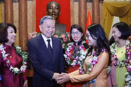 El secretario general del Partido Comunista de Vietnam (PCV) y presidente del país, To Lam, sostuvo un encuentro con 150 funcionarios, empleados públicos y trabajadores destacados del movimiento de emulación "Buen consejo, buen servicio" en el período 2019-2024. (Fuente: VNA)