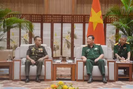 El subjefe del Estado Mayor General del Ejército Popular de Vietnam, coronel general Huynh Chien Thang, recibió a una delegación del Centro de Estudios de Estrategia Militar bajo el Comando General de las Fuerzas Armadas Reales de Camboya encabezada por su director, el general Kim Vanna. (Fuente: VNA)