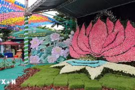 Un loto gigante formado por 10 mil flores de loto en el Festival del Loto de Hanoi (Foto: VNA)