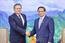 El primer ministro Pham Minh Chinh (derecha) y Alexei Likhachev, director general de la Corporación Estatal de Energía Atómica Rosatom. (Foto: VNA)