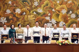 El presidente de la Asamblea Nacional, Tran Thanh Man, ofrece recuerdos a los jefes de los medios de comunicación durante la reunión. (Foto: VNA)