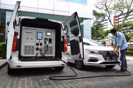 Un conductor utiliza el servicio de carga móvil para su coche eléctrico. (Foto: straitstimes.com)