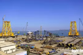 Montaje de bases de energía eólica marina en Vung Tau realizado por PTSC Corporation (Fuente: https://tuoitre.vn/)