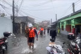 El personal de la guardia costera evacua a niños de una zona inundada en Lucena, provincia de Quezón, Filipinas, en medio de las fuertes lluvias provocadas por la tormenta tropical Ewiniar. (Foto: philstar.com)