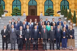 El presidente To Lam y los embajadores y encargados de negocios de UE. (Foto: VNA)