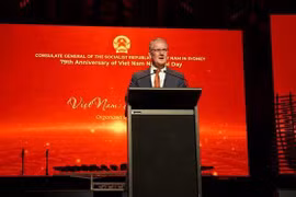 Michael John Daley, miembro de la Asamblea Legislativa de Nueva Gales del Sur y Fiscal General del estado australiano, habla en una ceremonia. (Foto: VNA)