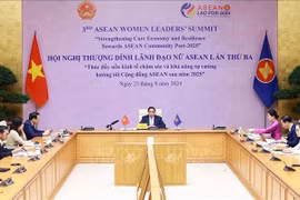 El primer ministro Pham Minh Chinh asiste y pronuncia un discurso en la tercera Cumbre de Mujeres Líderes de la ASEAN por videoconferencia (Foto: VNA)
