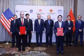 Dinh Viet Phuong, director ejecutivo de Vietjet (primera fila, a la derecha) y Joseph Vitulli, representante de Honeywell Aerospace Technologies (primera fila, a la izquierda) intercambian un acuerdo de cooperación en presencia del secretario general del Partido Comunista y presidente To Lam durante su viaje a los Estados Unidos. (Fuente: Vietjet)