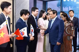 El primer ministro Pham Minh Chinh se reúne con representantes de la Embajada de Vietnam y de otras agencias representativas y de la comunidad vietnamita en Corea del Sur (Foto: VNA)