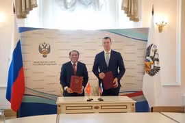 El ministro vietnamita de Cultura, Deportes y Turismo, Nguyen Van Hung (i), y el ministro ruso de Deportes, Mijaíl Vladimirovich Degtyarev, firmaron un memorando de entendimiento sobre cooperación en el deporte durante su reunión en Moscú. (Foto: VNA)