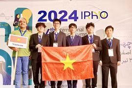 Estudiantes vietnamitas ganan dos medallas de oro y tres de plata en la Olimpiada Internacional de Física de 2024. (Foto: VNA)