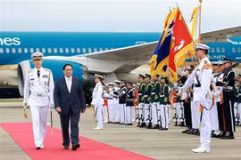 El primer ministro Pham Minh Chinh pasa revista a la guardia de honor (Foto: VNA)