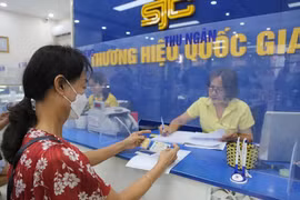 Un comprador puede comprar uno o dos taeles de oro para garantizar el suministro a todos los clientes. (Foto: VNA)