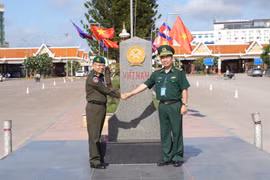 El coronel Nguyen Thanh Hai, jefe adjunto de Política y la Guardia Fronteriza de Vietnam y el teniente general Tien Sophonrnvong, jefe adjunto de Estado Mayor, director del Departamento de Guardia Fronteriza de Camboya en el hito 171 de la puerta fronteriza internacional de Moc Bai- Bavet. (Foto: VNA)