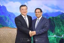 El primer ministro Pham Minh Chinh (D) y el vicepresidente del Comité Permanente de la Asamblea Popular Nacional (APN) de China, Zhang Qingwei. (Foto: VNA)