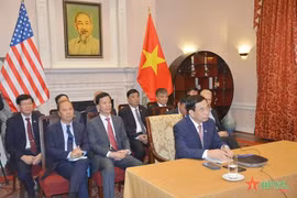 El general Phan Van Giang mantiene conversación teléfona con el senador Patrick Leahy (Foto: qdnd.vn)