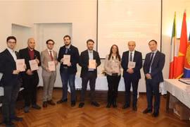 En la ceremonia de presentación del libro. (Foto: VNA)