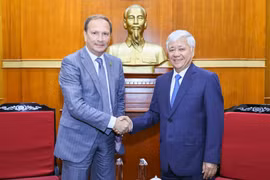 El presidente del Comité Central del Frente de la Patria de Vietnam, Do Van Chien, recibió hoy aquí a una delegación de la Cámara Cívica de la Federación Rusa encabezada por su vicepresidente, Alexander Shkolnik. (Fuente: VNA)