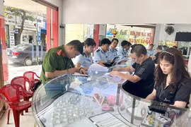 Una fuerza intersectorial inspecciona las actividades de comercio del oro. (Foto: Vietnamplus)