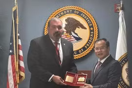 El viceministro de Seguridad Pública, Nguyen Van Long (derecha), y el subdirector interino de la División de Programas Correccionales de la BOP, Shane Salem, en su reunión en Washington. (Foto: VNA)
