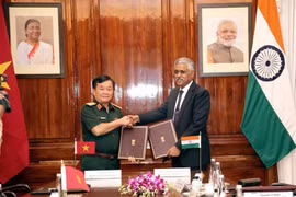 El viceministro de Defensa de Vietnam Hoang Xuan Chien y el secretario de Defensa de la India, Shri Giridhar Aramane firmaron una carta de intención sobre cooperación de defensa. (Fuente: VNA)