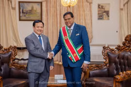 El embajador de Vietnam en Brasil, concurrente en Surinam, Bui Van Nghi, entregó las cartas credenciales al presidente de Surinam, Chandrikapersad Santokhi. (Fuente: Embajada vietnamita de Brasil)