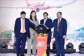 El primer ministro Pham Minh Chinh (segundo desde la derecha) en la ceremonia de inauguración de la ruta aérea entre Daegu y Nha Trang. (Foto: VNA)