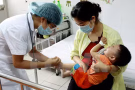Doctores voluntarios vietnamitas y camboyanos ofrecen servicios sanitarios gratuitos en Phnom Penh
