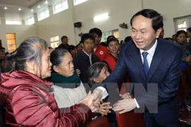 Presidente vietnamita entrega obsequios a residentes desfavorecidos en Nghe An