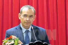 Exembajador de Francia en Vietnam honrada con medalla de amistad