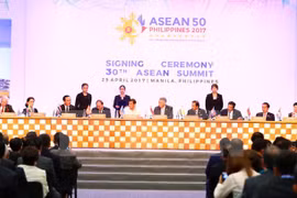 El primer ministro de Vietnam, Nguyen Xuan Phuc, y otros líderes firmaron entonces la Declaración de la ASEAN sobre el papel de la función pública como catalizador para lograr la Visión de la Comunidad ASEAN 2025