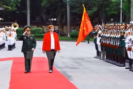 Ministros de Defensa de Vietnam y Australia intercambian sobre cooperación bilateral 