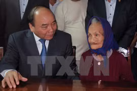 Premier vietnamita visita a madres heroicas en ocasión del Tet