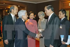 Emperador Akihito parte de Hanoi para visitar la ciudad imperial de Hue