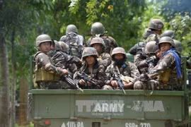 Dos mil civiles permanecen atrapados en combates con insurgentes en Filipinas