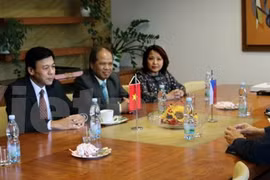 Comunidades vietnamitas y checas intensifican cooperación