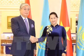 Titular del Parlamento de Vietnam se reúne con presidente del Senado de Kazajstán