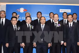Premier vietnamita dialoga con representantes de empresas tailandesas 