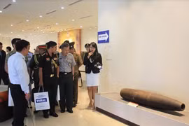 Agregados militares extranjeros visitan centro de remoción de explosivos de Vietnam 