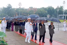 Líderes vietnamitas rinden tributo al Presidente Ho Chi Minh 