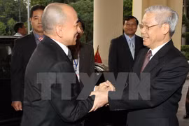 Dirigentes vietnamitas y camboyanos intercambian felicitaciones por lazos diplomáticos 