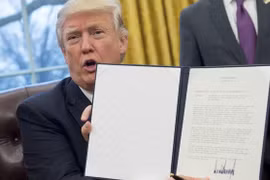 Donald Trump firma salida de Estados Unidos del TPP