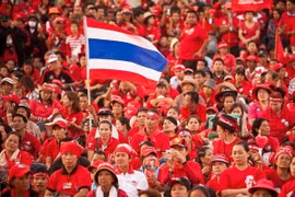 Tailandia: canal televisivo del grupo político “Camisas Rojas” obligado a suspender su operación 