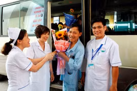 Salen de hospital pacientes de incidente médico de Hoa Binh 