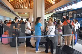 Miles de turistas abandonan Bali tras reapertura del aeropuerto