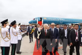 Secretario general del PCV parte de Hanoi para iniciar su visita a Camboya 
