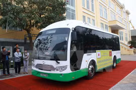Despliegan proyecto piloto de autobús de energía solar en ciudad vietnamita