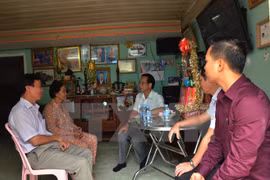 Presentan obsequios de Tet a familias vietnamitas-camboyanas en Phnom Penh